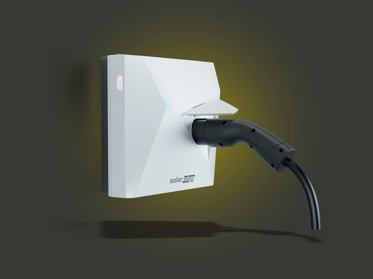 SolarEdge ONE EV Charger mit eingestecktem Ladekabel